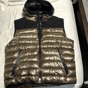 Use vest I only wear it a couple times. Still new never wash.